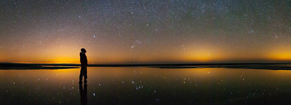 آسمان شب در دریاچه نمک کویر مرنجاب